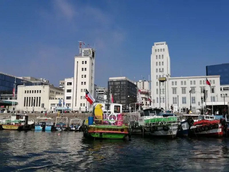 Lanchas en la bahía de Valparaíso
