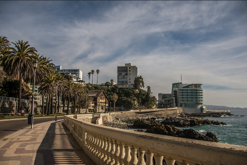 Paseo costero de Viña del Mar junto al mar