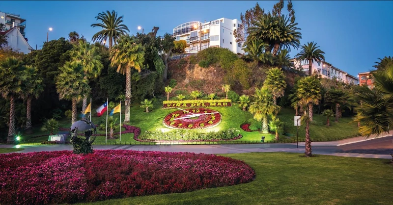 Reloj de flores de Viña del Mar rodeado de palmeras
