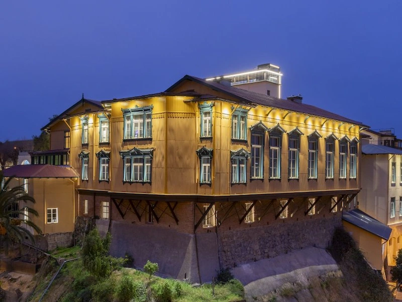Museo Casa del Inmigrante iluminado de noche